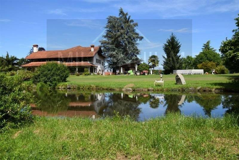 casa indipendente in vendita ad Arona in zona Dagnente