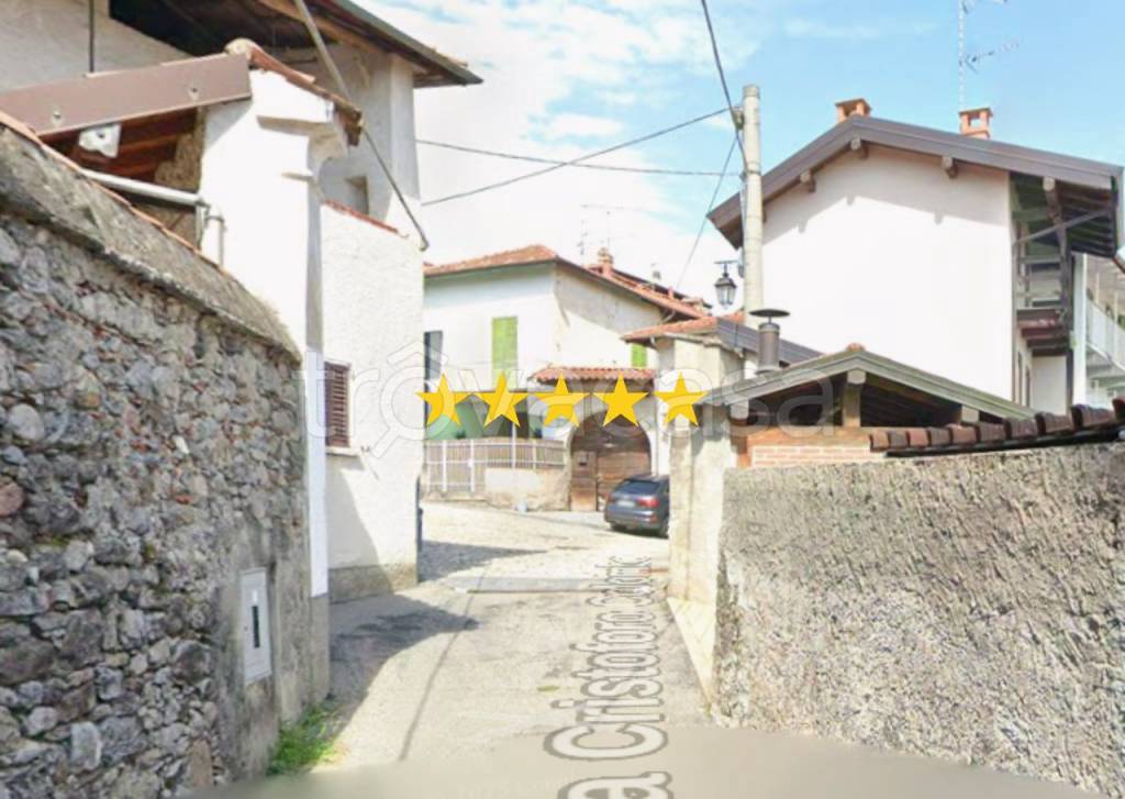 casa indipendente in vendita ad Arona in zona Montrigiasco