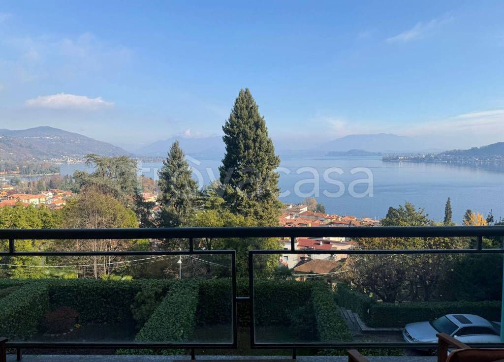 appartamento in vendita ad Arona in zona Dagnente