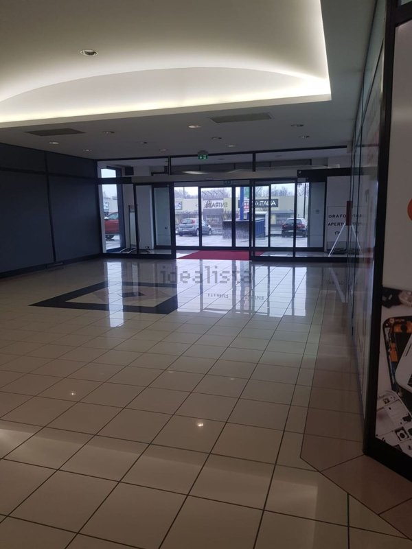 negozio in vendita ad Arona