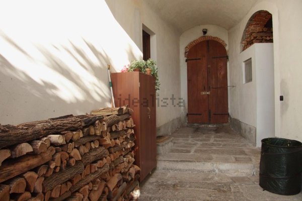 appartamento in vendita ad Arona in zona Montrigiasco