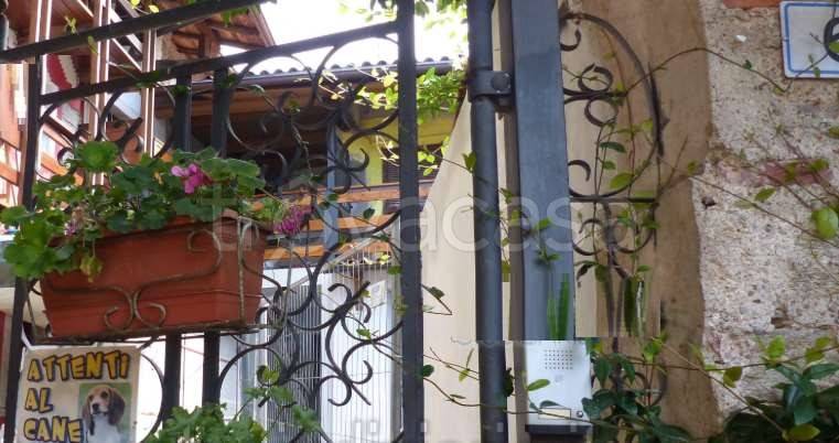 casa indipendente in vendita ad Arona in zona Montrigiasco