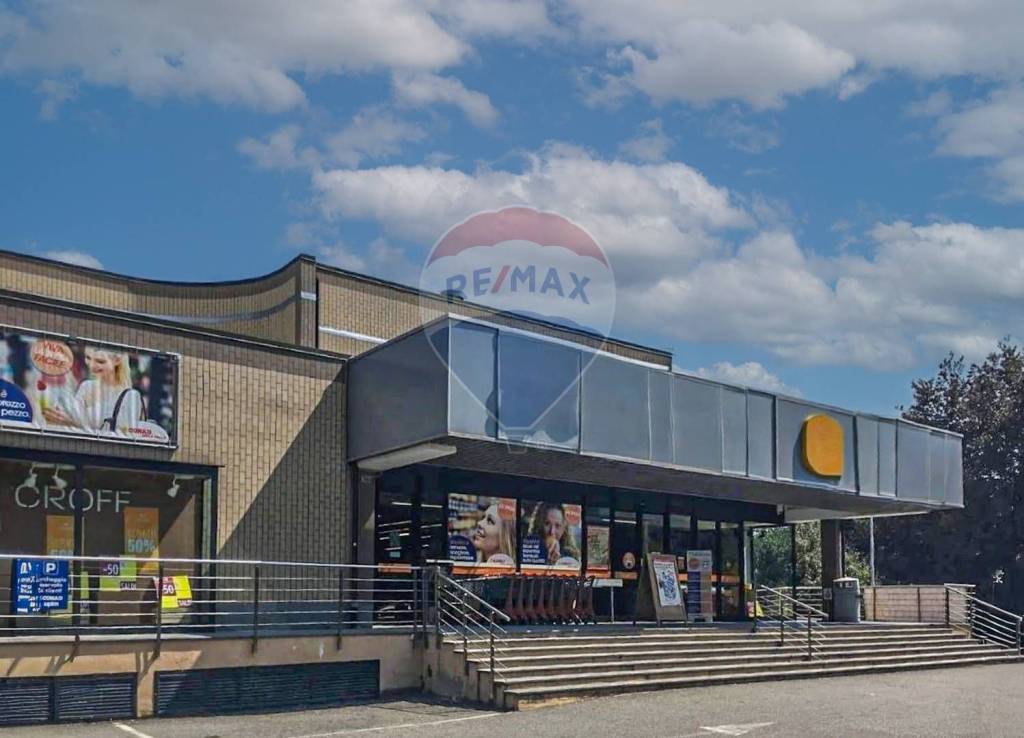 negozio in vendita ad Arona