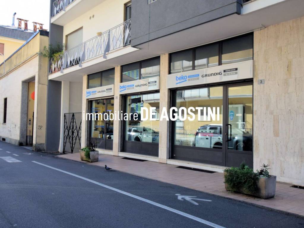 negozio in vendita ad Arona in zona Mercurago