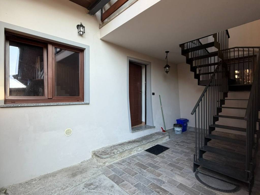 casa indipendente in vendita ad Arona in zona Montrigiasco