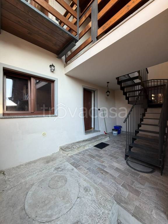 casa indipendente in vendita ad Arona in zona Montrigiasco