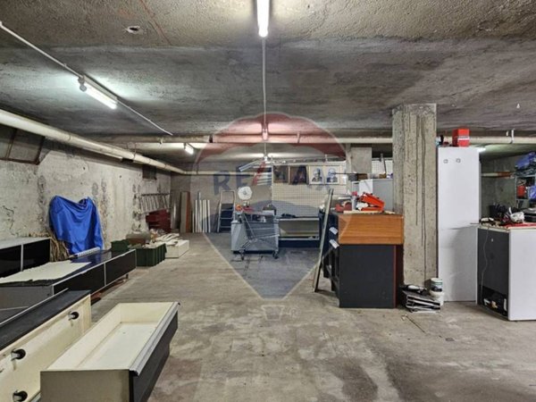 locale commerciale in vendita ad Arona