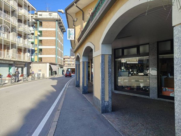 negozio in vendita ad Arona