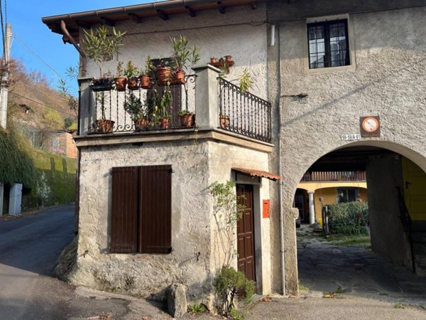 casa indipendente in vendita ad Arona in zona Dagnente