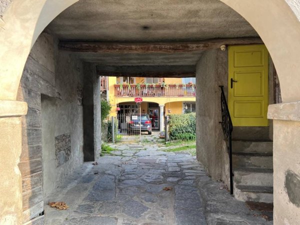 casa indipendente in vendita ad Arona in zona Dagnente