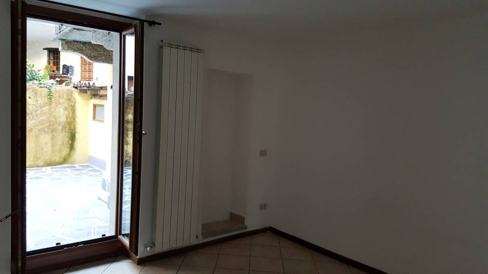 appartamento in vendita ad Arona in zona Dagnente