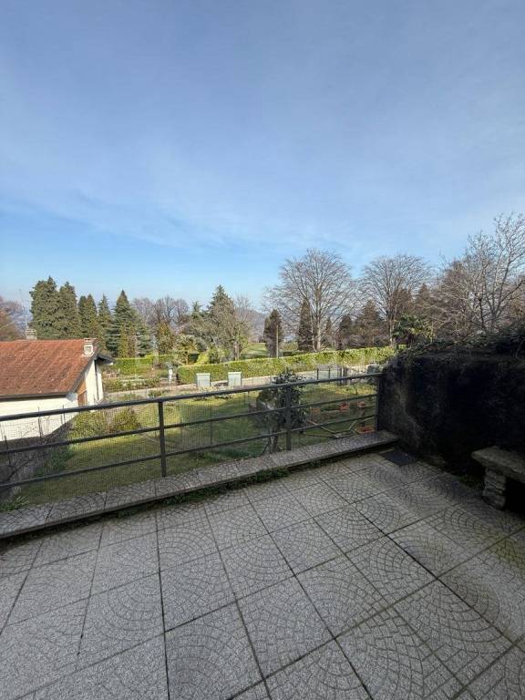 appartamento in vendita ad Arona in zona Dagnente