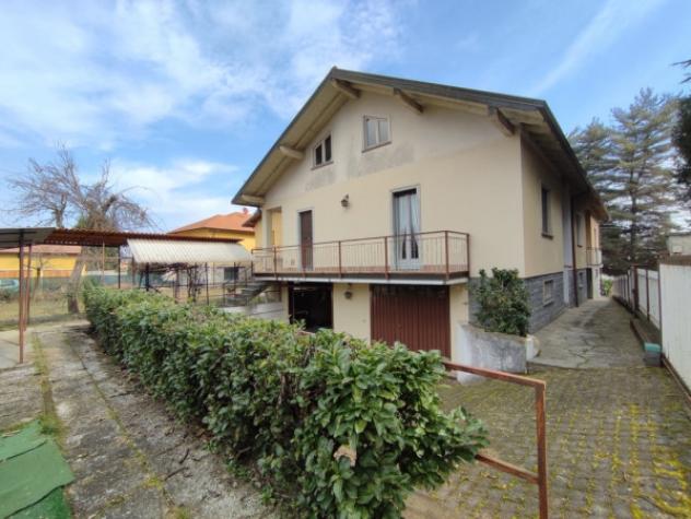 casa indipendente in vendita ad Arona in zona Mercurago