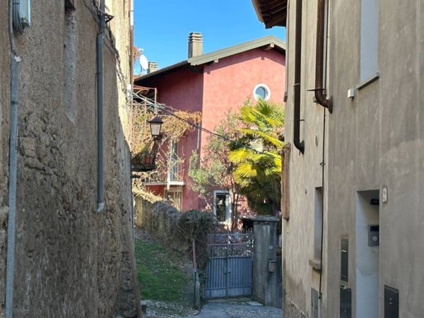 casa indipendente in vendita ad Arona in zona Montrigiasco