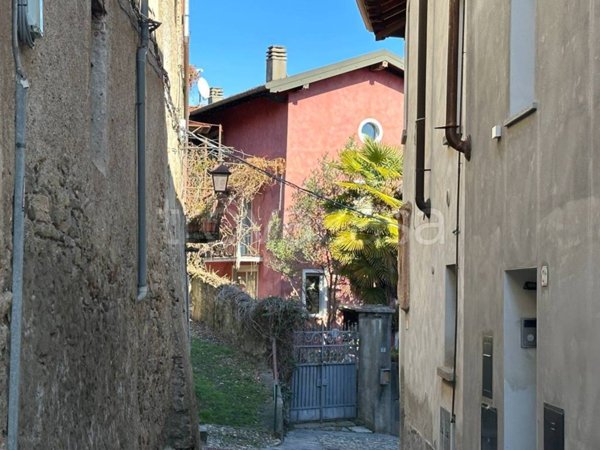 casa indipendente in vendita ad Arona in zona Montrigiasco