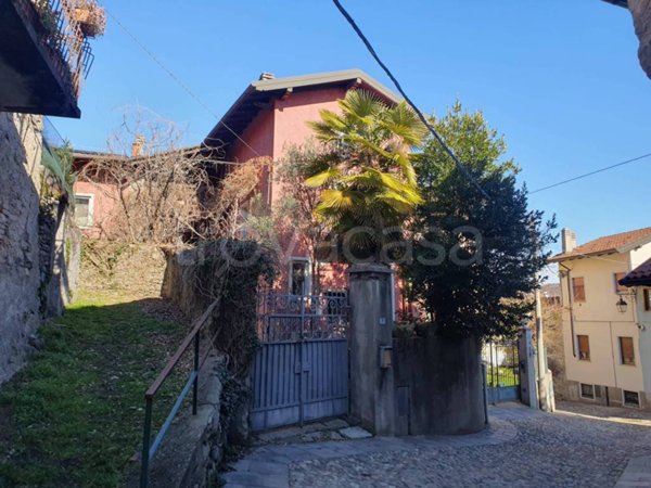 casa indipendente in vendita ad Arona in zona Montrigiasco