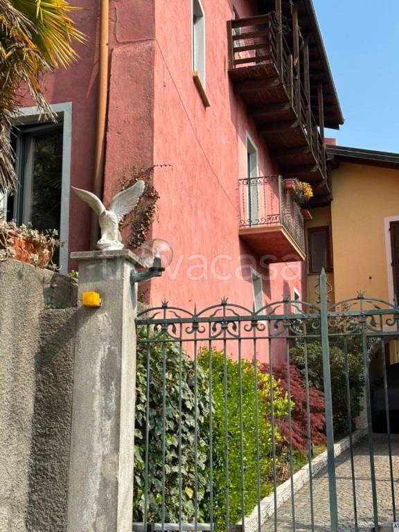 casa indipendente in vendita ad Arona in zona Montrigiasco