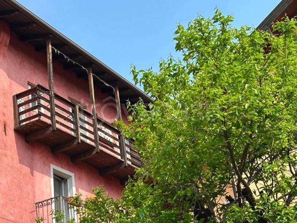 casa indipendente in vendita ad Arona in zona Montrigiasco
