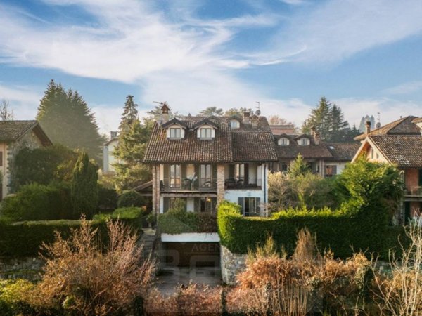 casa indipendente in vendita ad Arona in zona Mercurago