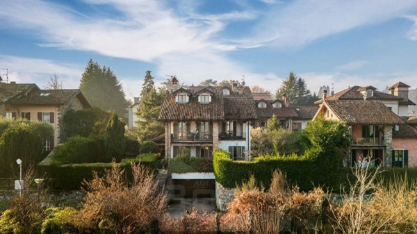 casa indipendente in vendita ad Arona in zona Mercurago