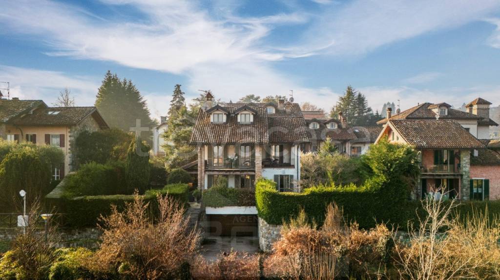 casa indipendente in vendita ad Arona in zona Mercurago