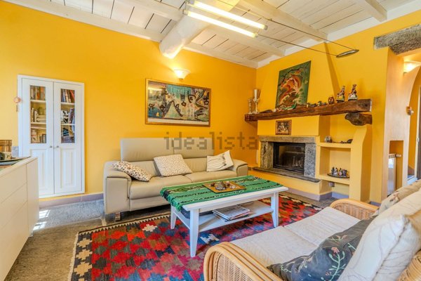 casa indipendente in vendita ad Arona in zona Mercurago