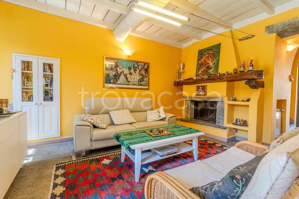 casa indipendente in vendita ad Arona in zona Mercurago