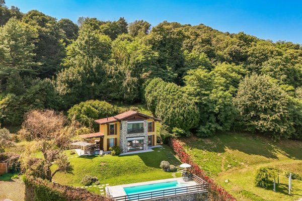 casa indipendente in vendita ad Arona in zona Mercurago