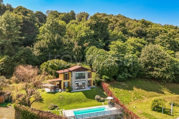 casa indipendente in vendita ad Arona in zona Montrigiasco