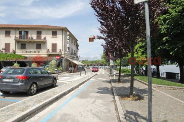 negozio in vendita ad Arona in zona Mercurago