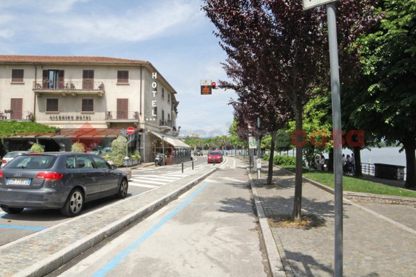 negozio in vendita ad Arona in zona Mercurago