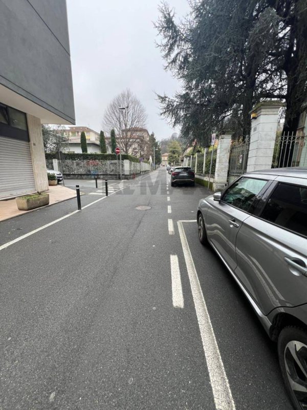 locale commerciale in vendita ad Arona