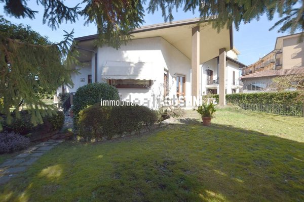 casa indipendente in vendita ad Arona