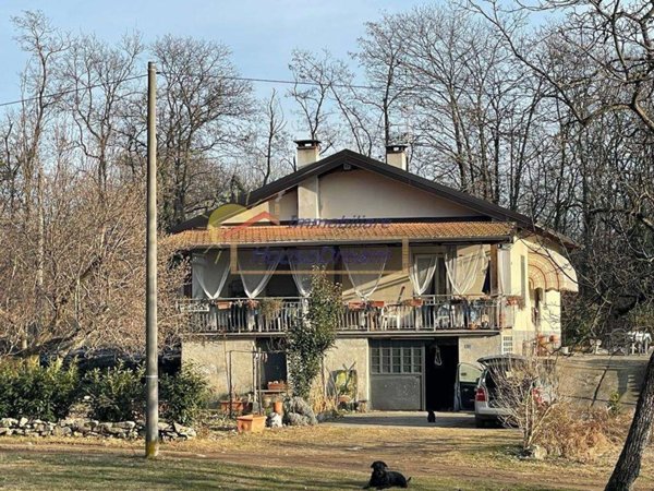 casa indipendente in vendita ad Arona in zona Montrigiasco