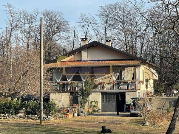 casa indipendente in vendita ad Arona in zona Montrigiasco