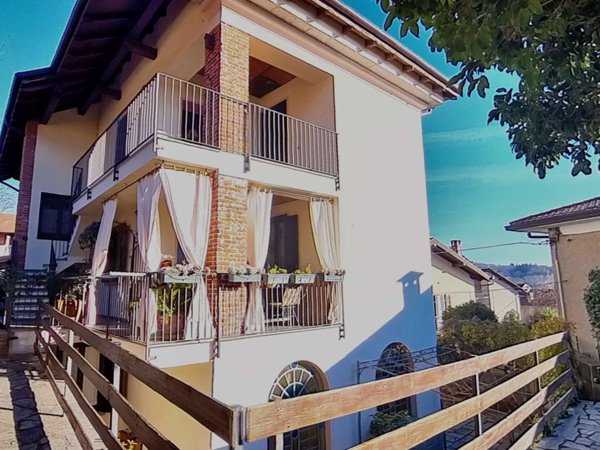 appartamento in vendita ad Arona in zona Montrigiasco