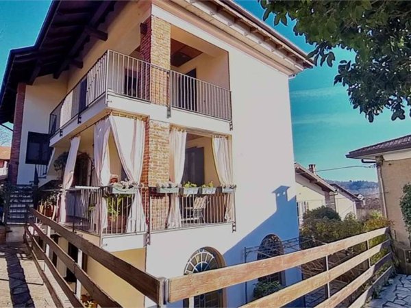 appartamento in vendita ad Arona in zona Montrigiasco