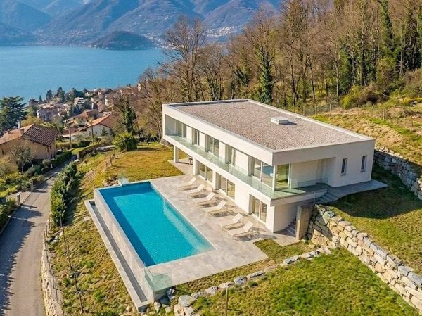 casa indipendente in vendita ad Arona in zona Dagnente