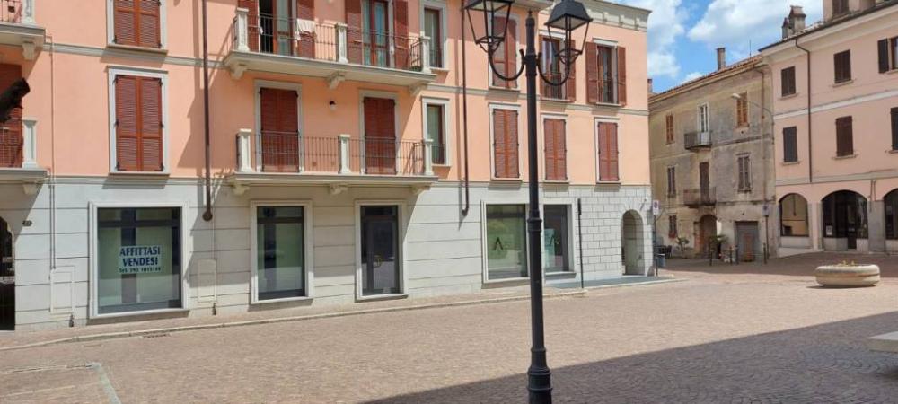 negozio in vendita ad Arona