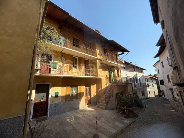 casa indipendente in vendita ad Arona in zona Dagnente