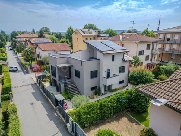 casa semindipendente in vendita ad Arona