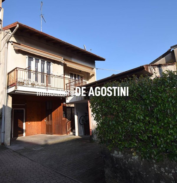 casa indipendente in vendita ad Arona in zona Mercurago