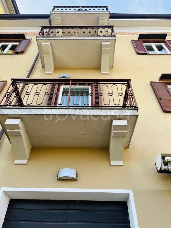 appartamento in vendita ad Arona in zona Mercurago