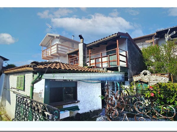 casa indipendente in vendita ad Arona in zona Montrigiasco