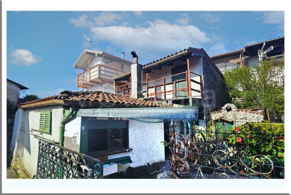 casa indipendente in vendita ad Arona in zona Montrigiasco