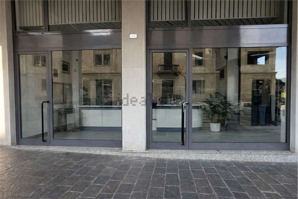 locale commerciale in vendita ad Arona