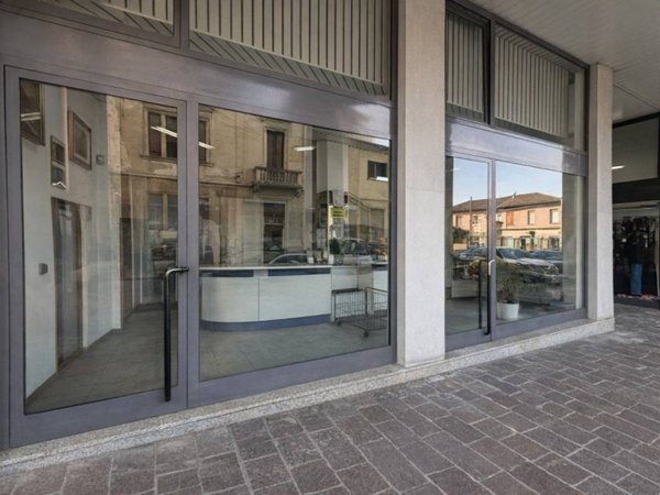 negozio in vendita ad Arona