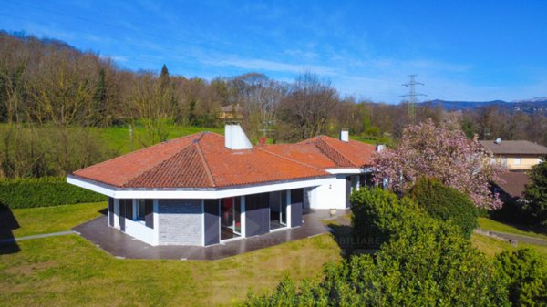 casa indipendente in vendita ad Arona in zona Mercurago