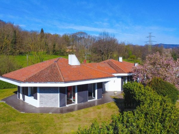 casa indipendente in vendita ad Arona in zona Mercurago
