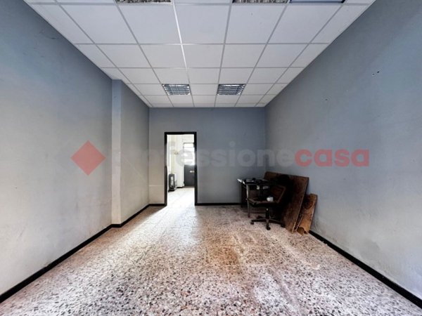 negozio in vendita ad Arona in zona Mercurago